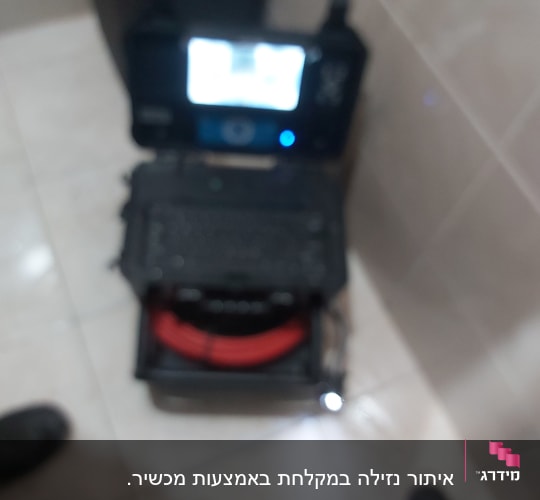 מחשב נייד עם מסך מואר וכבל אדום